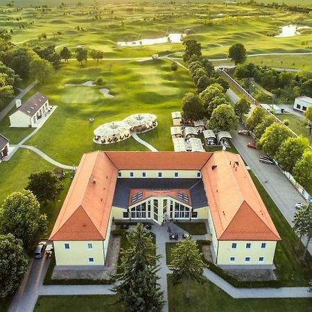 Klaudia'S Hotel & Restaurant At Golf Resort, Bac Samorin Εξωτερικό φωτογραφία