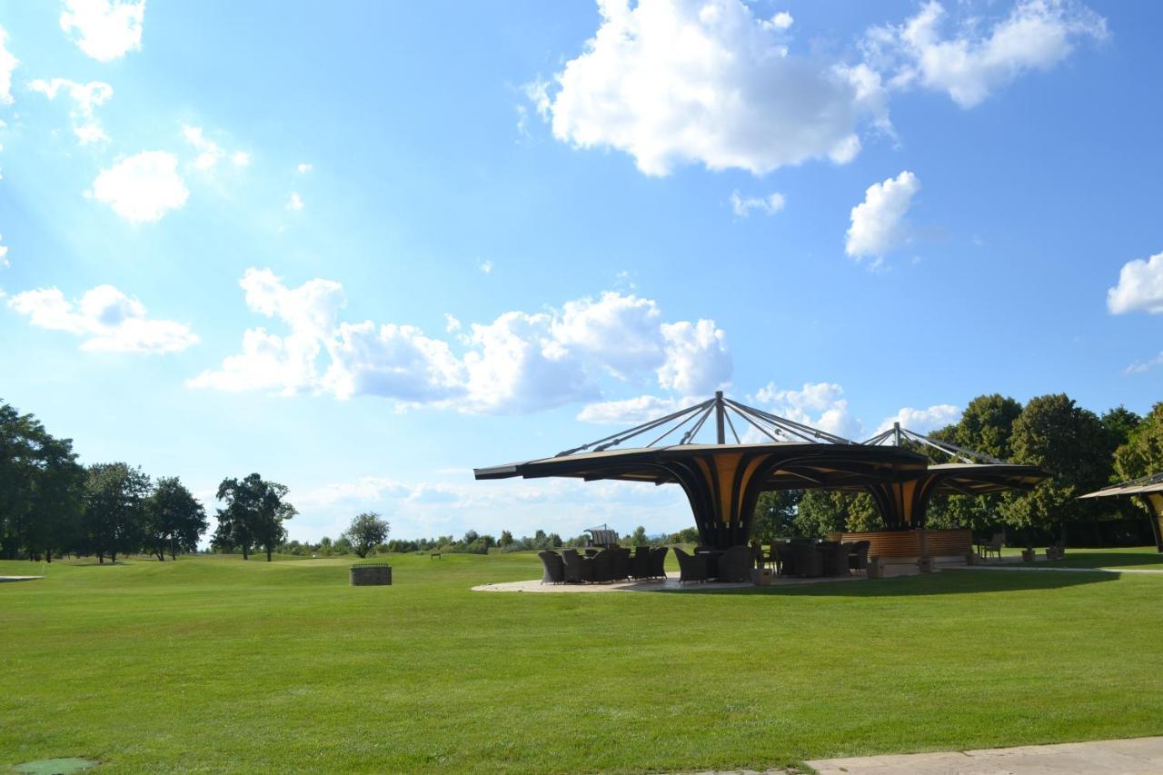 Klaudia'S Hotel & Restaurant At Golf Resort, Bac Samorin Εξωτερικό φωτογραφία