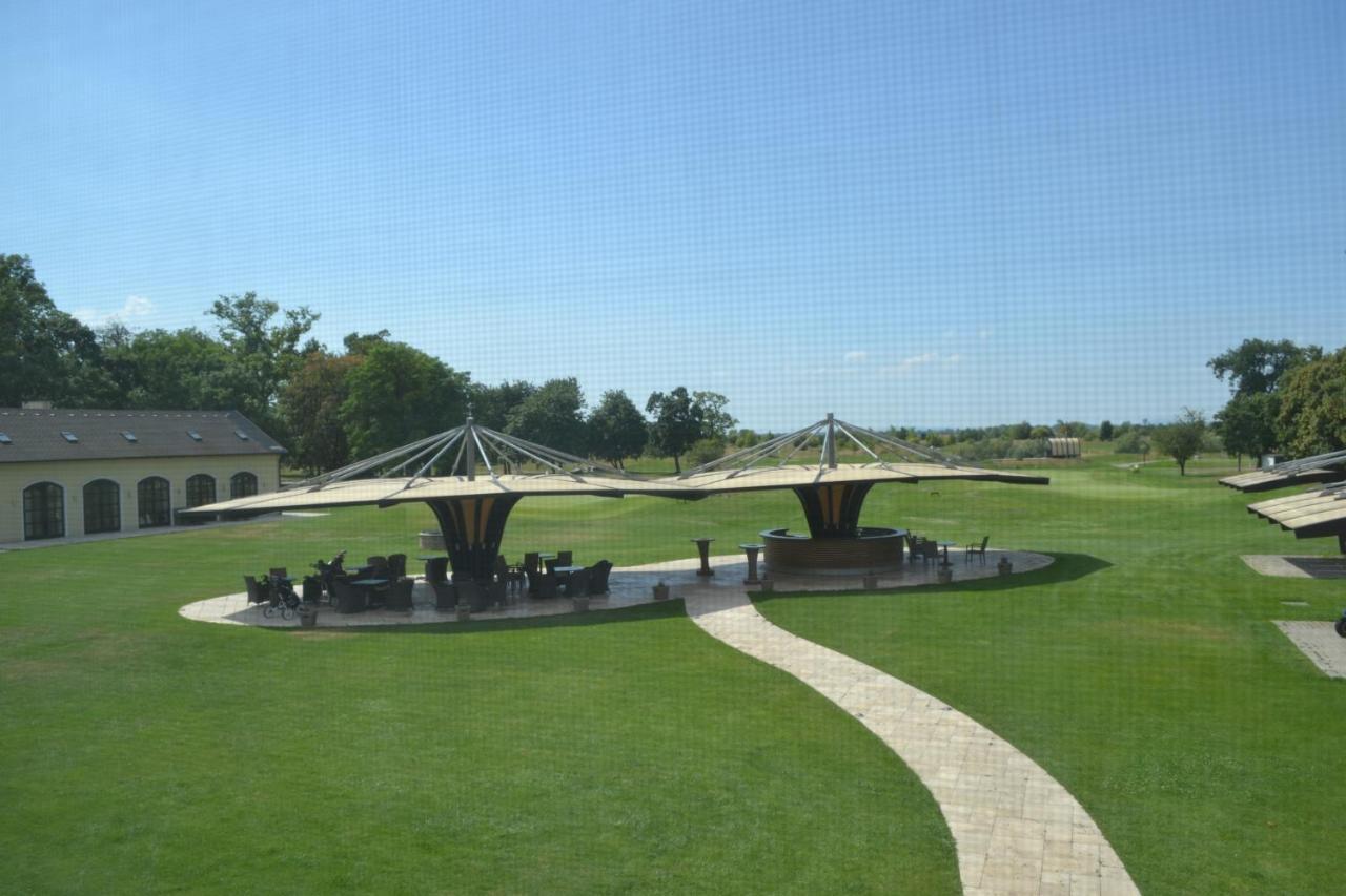 Klaudia'S Hotel & Restaurant At Golf Resort, Bac Samorin Εξωτερικό φωτογραφία