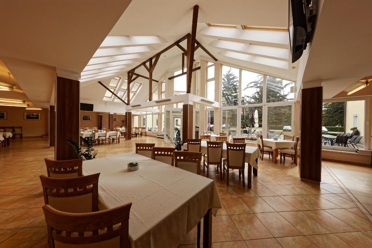 Klaudia'S Hotel & Restaurant At Golf Resort, Bac Samorin Εξωτερικό φωτογραφία