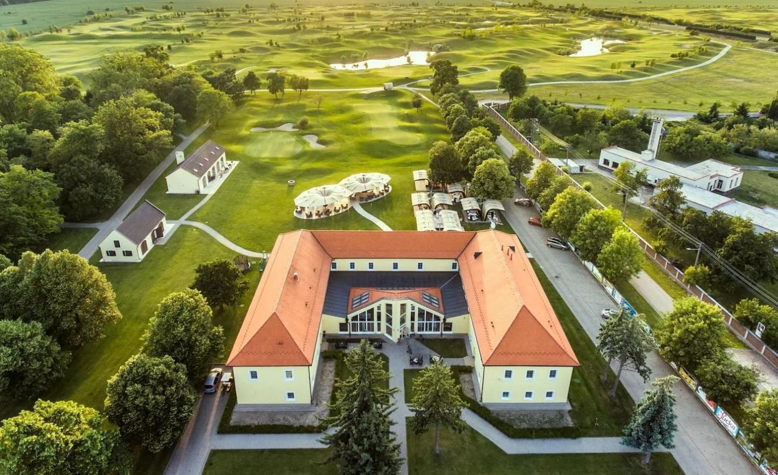 Klaudia'S Hotel & Restaurant At Golf Resort, Bac Samorin Εξωτερικό φωτογραφία